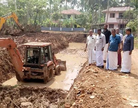 മഴവെള്ളക്കെട്ടിന് പരിഹാരം തേടി നാട്ടുകാർ; നടക്കുതാഴ-ചോറോട് കനാൽ ശുചീകരണം പുരോഗമിക്കുന്നു