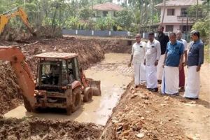 മഴവെള്ളക്കെട്ടിന് പരിഹാരം തേടി നാട്ടുകാർ; നടക്കുതാഴ-ചോറോട് കനാൽ ശുചീകരണം പുരോഗമിക്കുന്നു