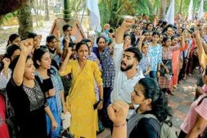 ശമ്പളവർധന ആവശ്യപ്പെട്ട് നഴ്‌സുമാരുടെ സമരം ശക്തമാകുന്നു; സ്വകാര്യ ആശുപത്രികളിൽ സേവനം തടസ്സപ്പെട്ടു