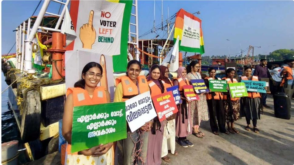 വോട്ടർമാരെ ഉണർത്താൻ തീരത്ത് ജലഘോഷയാത്ര; ആവേശം നിറച്ച് 'സ്വീപ്പ്' പ്രചാരണം