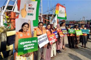 വോട്ടർമാരെ ഉണർത്താൻ തീരത്ത് ജലഘോഷയാത്ര; ആവേശം നിറച്ച് 'സ്വീപ്പ്' പ്രചാരണം