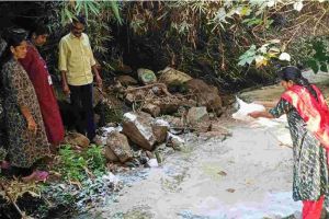 തോട്ടിൽ കക്കൂസ് മാലിന്യം തള്ളി; കുടിവെള്ള പദ്ധതികൾ ഭീഷണിയിൽ, കർശന നടപടിയുമായി ആരോഗ്യവകുപ്പ്