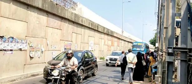 അടിപ്പാതകൾ റെഡി, പക്ഷെ യാത്ര സർവീസ് റോഡിലൂടെ; കൊയിലാണ്ടി റൂട്ടിൽ കുരുക്കഴിയുന്നില്ല