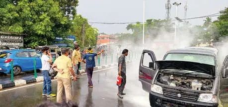 കോഴിക്കോട് ഓടിക്കൊണ്ടിരുന്ന കാറിന് തീപിടിച്ചു; സമയോചിതമായ ഇടപെടലിൽ ഒഴിവായത് വൻ ദുരന്തം