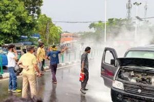 കോഴിക്കോട് ഓടിക്കൊണ്ടിരുന്ന കാറിന് തീപിടിച്ചു; സമയോചിതമായ ഇടപെടലിൽ ഒഴിവായത് വൻ ദുരന്തം