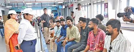 സമ്മതിദായകരെ നേരിൽ കാണാൻ ജില്ലാ കളക്ടർ വാട്ടർ മെട്രോയിൽ; വോട്ടിങ് ബോധവത്കരണവുമായി ജില്ലാ ഭരണകൂടം