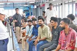 സമ്മതിദായകരെ നേരിൽ കാണാൻ ജില്ലാ കളക്ടർ വാട്ടർ മെട്രോയിൽ; വോട്ടിങ് ബോധവത്കരണവുമായി ജില്ലാ ഭരണകൂടം