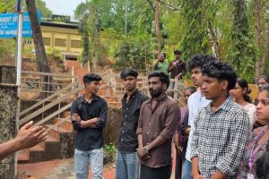 മാഹി കോളജ് വിദ്യാർത്ഥികളുമായി അഡ്വ: അശോക് കുമാർ സംവദിച്ചു