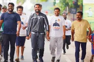 കോഴിക്കോട് സൗത്ത് മണ്ഡലത്തിൽ വേറിട്ട പ്രചാരണവുമായി എൻ.ഡി.എ; സ്ഥാനാർഥിക്കൊപ്പം പ്രഭാതനടത്തം