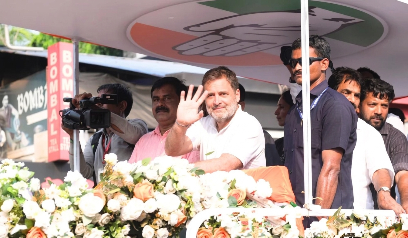 ശബരിമലയിലെ കൊള്ളയെക്കുറിച്ച് മോദി മിണ്ടുന്നില്ല; കൊയിലാണ്ടിയിൽ ആവേശമായി രാഹുൽ ഗാന്ധിയുടെ റോഡ് ഷോ