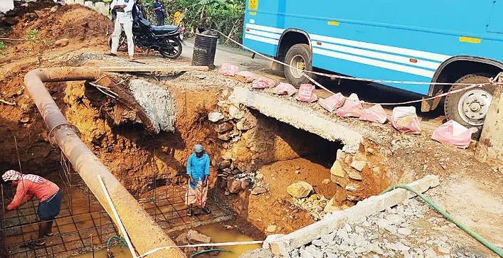 വാണിയംകുളം-മാന്നനൂർ റോഡ്; തോട്ടുപാലംപണി  തുടങ്ങി