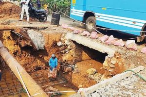 വാണിയംകുളം-മാന്നനൂർ റോഡ്; തോട്ടുപാലംപണി  തുടങ്ങി