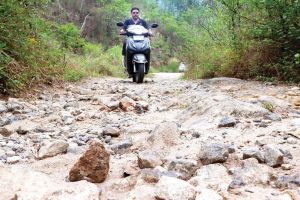 കരിഞ്ചോല ഉരുൾപൊട്ടൽ ദുരന്തം: എട്ടുവർഷം കഴിഞ്ഞിട്ടും തീരാതെ റോഡ് ദുരിതം; അധികൃത അവഗണനയിൽ പ്രതിഷേധിച്ച് വോട്ടിങ് ബഹിഷ്കരണത്തിനൊരുങ്ങി നാട്ടുകാർ