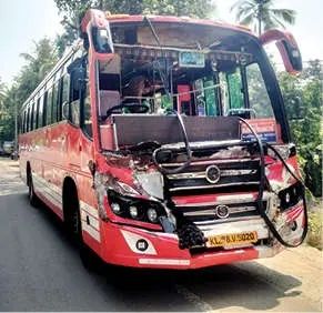 വൈദ്യരങ്ങാടിയിൽ ബസും കാറും കൂട്ടിയിടിച്ച് അഞ്ചുപേർക്ക് പരിക്ക്