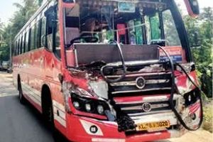 വൈദ്യരങ്ങാടിയിൽ ബസും കാറും കൂട്ടിയിടിച്ച് അഞ്ചുപേർക്ക് പരിക്ക്