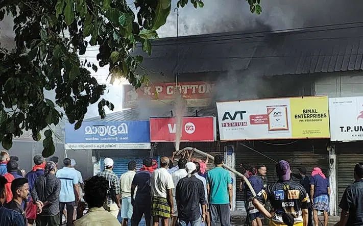 കോഴിക്കോട് മൊബൈൽ കടയിൽ തീപിടിത്തം: ലക്ഷങ്ങളുടെ നഷ്ടം