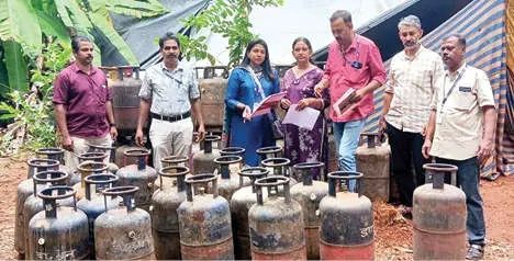 പെരുമണ്ണയിൽ അനധികൃത ഗ്യാസ് സിലിണ്ടർ ശേഖരം പിടികൂടി; ജനവാസ മേഖലയിൽ സൂക്ഷിച്ചത് 64 സിലിണ്ടറുകൾ