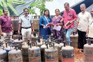 പെരുമണ്ണയിൽ അനധികൃത ഗ്യാസ് സിലിണ്ടർ ശേഖരം പിടികൂടി; ജനവാസ മേഖലയിൽ സൂക്ഷിച്ചത് 64 സിലിണ്ടറുകൾ