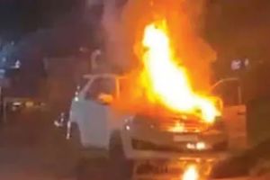 ന്യൂമാഹിയിൽ നിർത്തിയിട്ട കാർ ഭാഗികമായി കത്തിനശിച്ചു; യാത്രക്കാർ രക്ഷപ്പെട്ടു