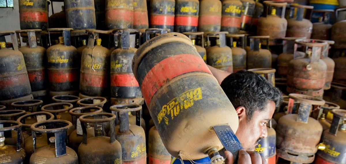 വാണിജ്യ സിലിണ്ടറിന് വീണ്ടും വില കൂട്ടി; ഒറ്റയടിക്ക് വർദ്ധിച്ചത് 195.50 രൂപ