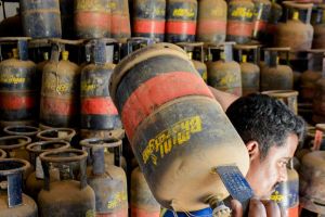 വാണിജ്യ സിലിണ്ടറിന് വീണ്ടും വില കൂട്ടി; ഒറ്റയടിക്ക് വർദ്ധിച്ചത് 195.50 രൂപ