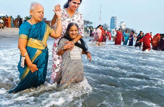 അകക്കണ്ണിൽ കടലറിഞ്ഞ് അവർ; കോഴിക്കോട് ബീച്ചിൽ ആവേശമായി ബ്ലൈൻഡ് ഹോം അന്തേവാസികളുടെ സന്ദർശനം
