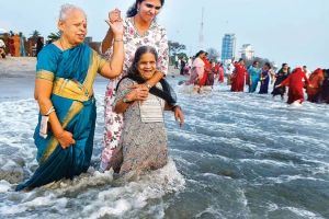 അകക്കണ്ണിൽ കടലറിഞ്ഞ് അവർ; കോഴിക്കോട് ബീച്ചിൽ ആവേശമായി ബ്ലൈൻഡ് ഹോം അന്തേവാസികളുടെ സന്ദർശനം