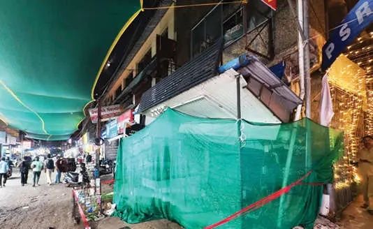 മൊയ്തീൻപള്ളി റോഡിൽ കടയുടെ സൺഷേഡ് തകർന്നു വീണു: ഒഴിവായത് വൻ ദുരന്തം