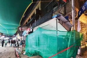 മൊയ്തീൻപള്ളി റോഡിൽ കടയുടെ സൺഷേഡ് തകർന്നു വീണു: ഒഴിവായത് വൻ ദുരന്തം