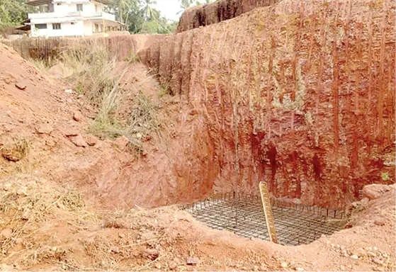 മരളൂരിൽ സർവീസ് റോഡില്ല: യാത്രാവഴി അടഞ്ഞതോടെ പ്രതിഷേധവുമായി നാട്ടുകാർ