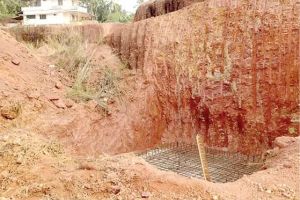 മരളൂരിൽ സർവീസ് റോഡില്ല: യാത്രാവഴി അടഞ്ഞതോടെ പ്രതിഷേധവുമായി നാട്ടുകാർ