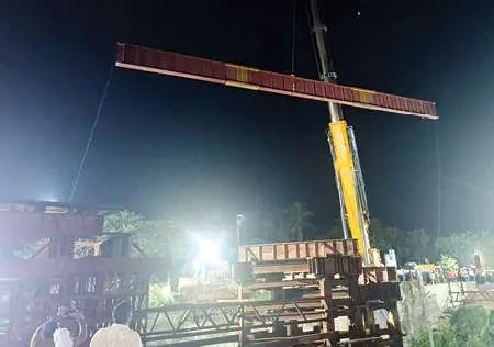 ചോറോടിൽ റെയിൽവേ ട്രാക്കിന് കുറുകെ സ്റ്റീൽ പാലം ഉയരുന്നു: ട്രാക്കൊരുക്കൽ പൂർത്തിയായി