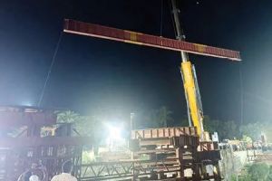 ചോറോടിൽ റെയിൽവേ ട്രാക്കിന് കുറുകെ സ്റ്റീൽ പാലം ഉയരുന്നു: ട്രാക്കൊരുക്കൽ പൂർത്തിയായി