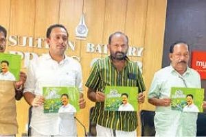 ബത്തേരിയിൽ എൽ.ഡി.എഫ്. വികസനരേഖ പുറത്തിറക്കി