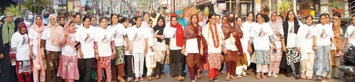 പ്രവർത്തകർക്കൊപ്പം പ്രഭാതസവാരിയുമായി കെ.കെ. രമ; വടകരയിൽ ആവേശം നിറച്ച് പര്യടനം