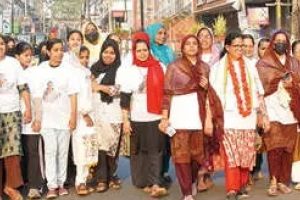 പ്രവർത്തകർക്കൊപ്പം പ്രഭാതസവാരിയുമായി കെ.കെ. രമ; വടകരയിൽ ആവേശം നിറച്ച് പര്യടനം