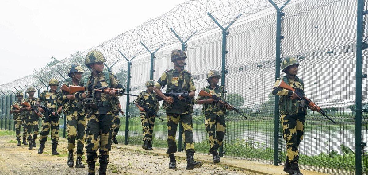 അതിർത്തിയിൽ നുഴഞ്ഞുകയറ്റം തടയാൻ പാമ്പുകളും മുതലകളും: പുതിയ നീക്കവുമായി ബിഎസ്എഫ്