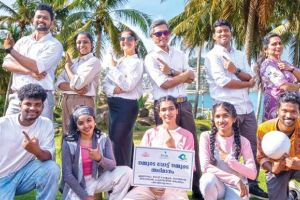 നൃത്തച്ചുവടുകളുമായി ഡോ. രത്തൻ ഖേൽക്കറും അനു കുമാരിയും; വൈറലായി വോട്ട് ബോധവത്കരണ വീഡിയോ.