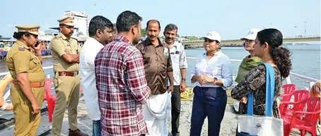 മത്സ്യത്തൊഴിലാളികളോട് 'കടലോളം വോട്ട്' ചോദിച്ച് കളക്‌ടർ