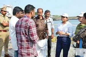 മത്സ്യത്തൊഴിലാളികളോട് 'കടലോളം വോട്ട്' ചോദിച്ച് കളക്‌ടർ