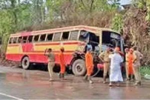 പുതുവേലിയിൽ ബസ് അപകടം; 11 പേർക്ക് പരിക്ക്