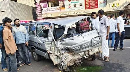 താമരശ്ശേരിയിൽ കെഎസ്ആർടിസി ബസും വാനും കൂട്ടിയിടിച്ചു: ഏഴുപേർക്ക് പരിക്ക്, ഒരാളുടെ നില ഗുരുതരം