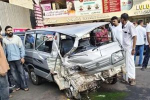 താമരശ്ശേരിയിൽ കെഎസ്ആർടിസി ബസും വാനും കൂട്ടിയിടിച്ചു: ഏഴുപേർക്ക് പരിക്ക്, ഒരാളുടെ നില ഗുരുതരം