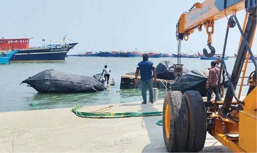 ബേപ്പൂർ പുറങ്കടലിൽ മുങ്ങിയ മണ്ണുമാന്തിക്കപ്പൽ വീണ്ടെടുത്തു