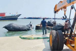 ബേപ്പൂർ പുറങ്കടലിൽ മുങ്ങിയ മണ്ണുമാന്തിക്കപ്പൽ വീണ്ടെടുത്തു