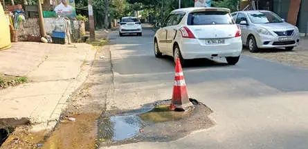 പെരുവട്ടൂരിൽ പൈപ്പ് പൊട്ടൽ തുടർക്കഥയാകുന്നു: കുടിവെള്ളം പാഴാകുന്നു, റോഡും തകരുന്നു