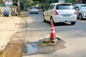 പെരുവട്ടൂരിൽ പൈപ്പ് പൊട്ടൽ തുടർക്കഥയാകുന്നു: കുടിവെള്ളം പാഴാകുന്നു, റോഡും തകരുന്നു