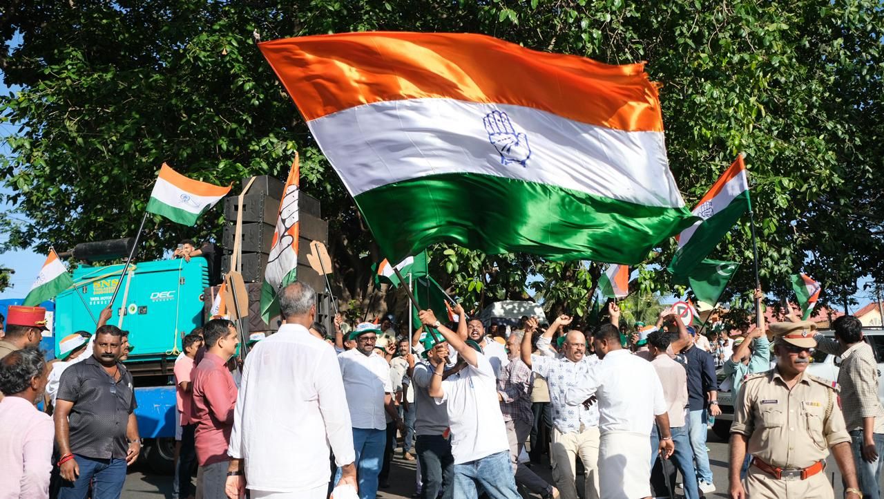 മാഹിയിൽ കലാശക്കൊട്ട് മഹാഘോഷയാത്രകളായി