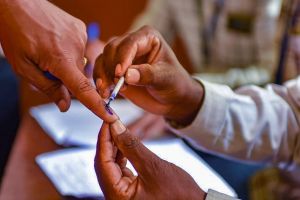 കേരളം നാളെ പോളിങ് ബൂത്തിലേക്ക്; ഇന്ന് നിശബ്ദ പ്രചാരണം, വോട്ടിങ് യന്ത്രങ്ങളുടെ വിതരണം തുടങ്ങി