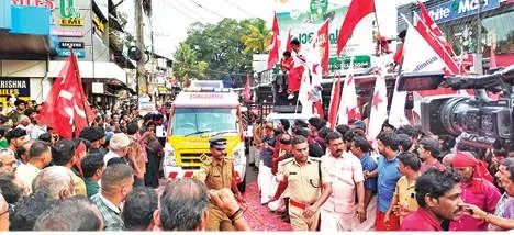 വെള്ളനാട്ട് ഒരുമണിക്കൂർ വഴിമുടക്കി, ആംബുലൻസെത്തിയപ്പോൾ വഴിയൊരുക്കി